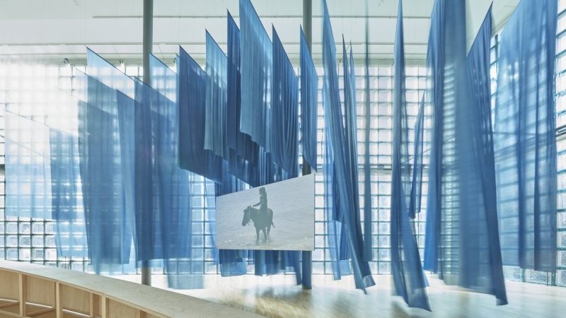 銀座メゾンエルメス「シャルロット・デュマ」展で紡がれる、馬と人間を