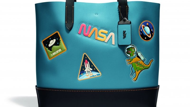 宇宙」にインスパイアされたコーチのカプセルコレクションは、レトロな