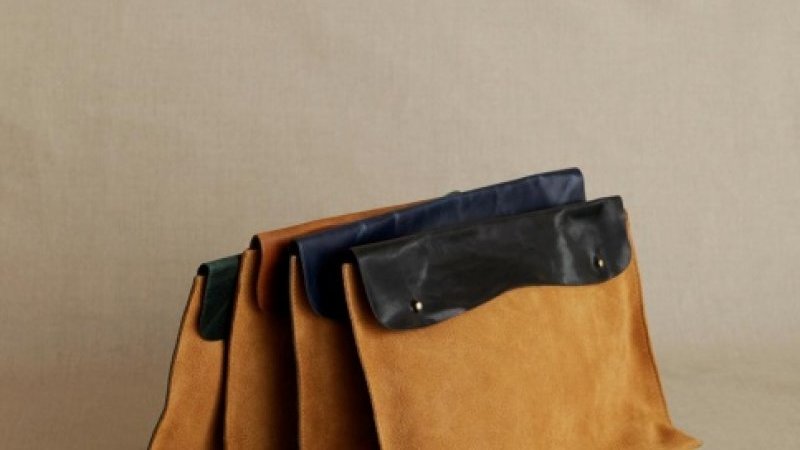 素朴な佇まいに愛着が湧く、グローサリーストア×hoboのクラッチバッグ