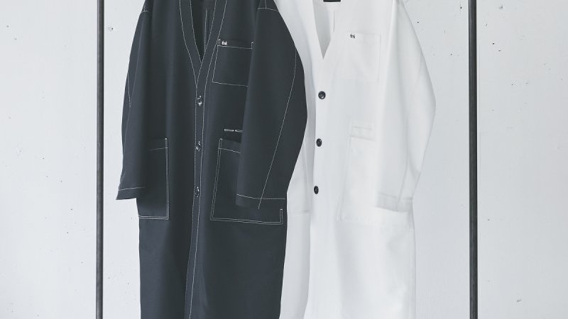 ティーエイチ」と「マメ クロゴウチ」によるコートは、日本の職人に