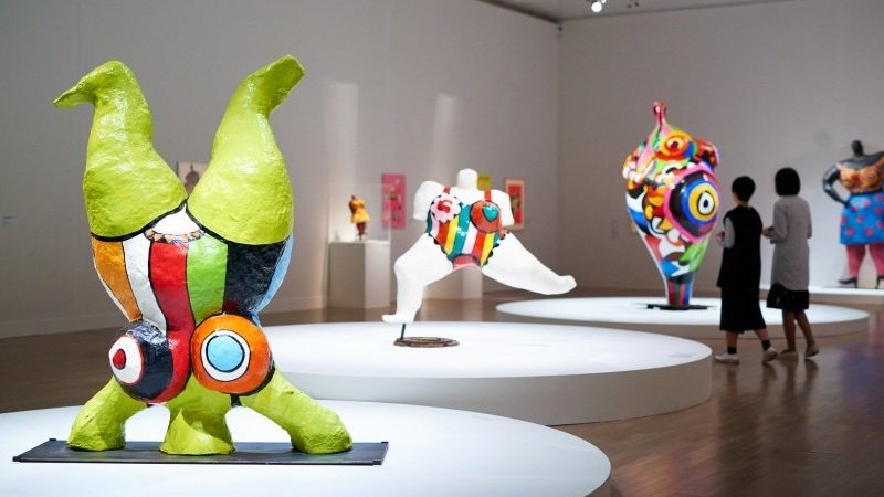 芸術作品 多彩なメッセージを込めたカラフルな彫像が並ぶ、国立新美術館「ニキ