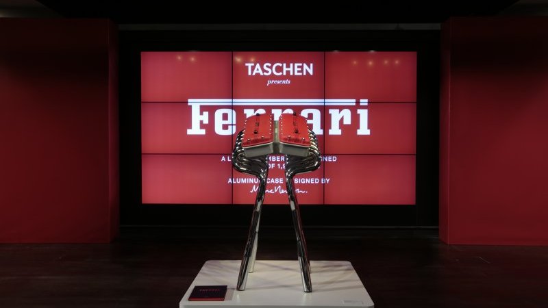 タッシェンの豪華本に「フェラーリ」が登場。マーク・ニューソン