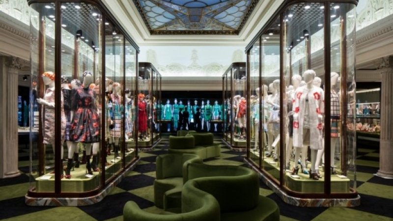 ミウッチャ・プラダの美の宇宙、「プラダスフィア展」がロンドンの