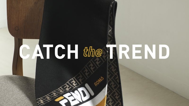 伝統の「FF」ロゴと最新ロゴで両面を彩った、「フェンディ」のスカーフ