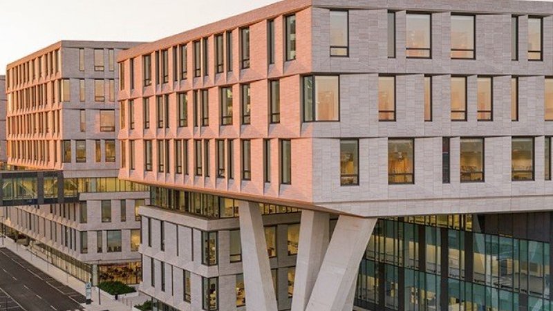 公共建築の雄「3xn」などが手がけた、ユニークで人に優しい