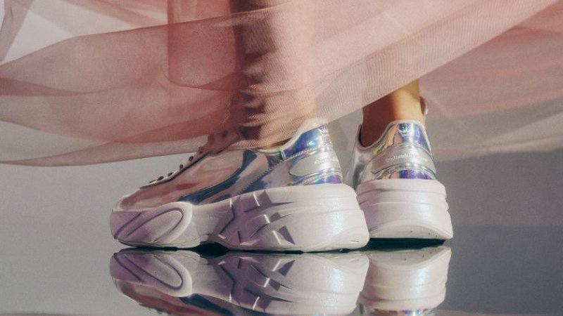 プリズムカラーが美しい、オニツカタイガー×映画『シンデレラ』の  