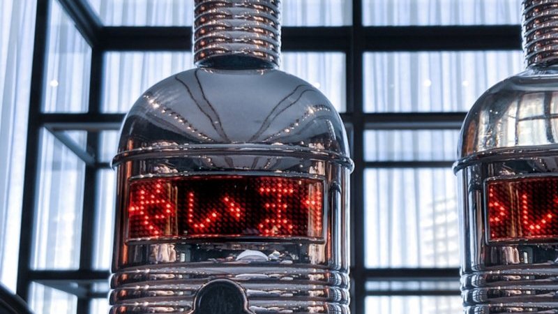 やるなモンクレール！LEDメッセージボードつき香水瓶に未来を見た