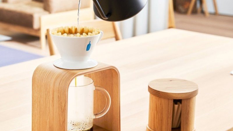 カリモクの家具づくりの端材を使い、コーヒーグッズを共同開発｜Pen Online