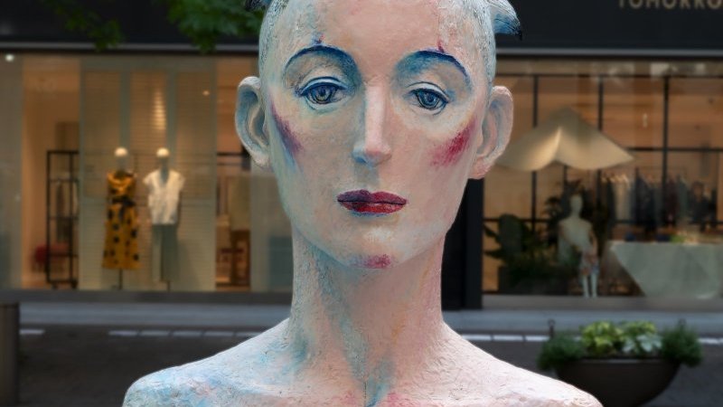 大御所彫刻家、舟越桂がキャリア初の彩色ブロンズ像で丸の内ストリート