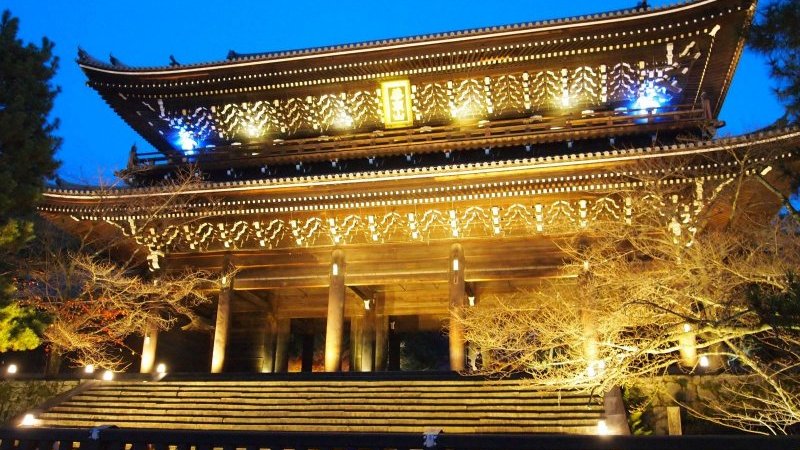 京都・知恩院で体験した、幻想的な特別拝観の様子をレポート！｜Pen Online