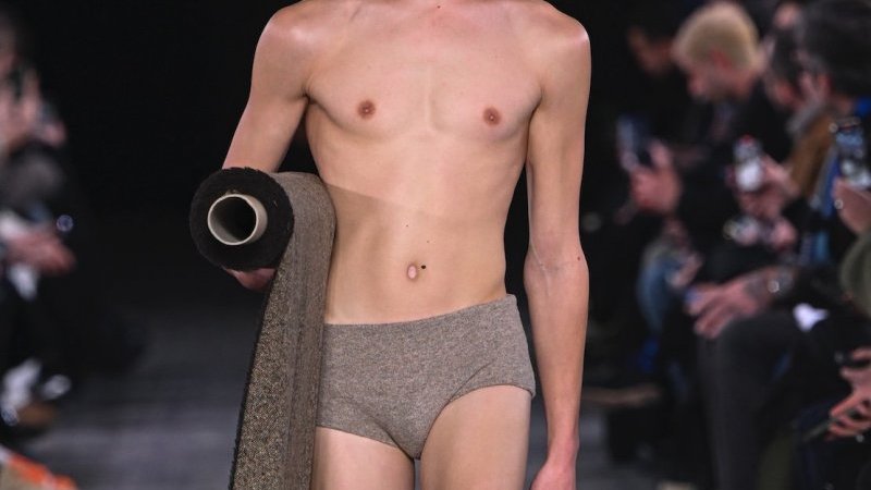 男性 ファッションショー 全裸  