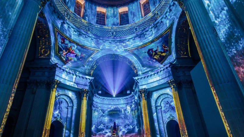 パリ・アンヴァリードの夜を彩る、没入型デジタルアートが新登場｜Pen Online