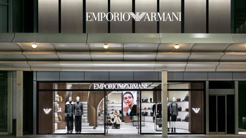 京都にエンポリオ アルマーニのブティックがオープン。ビビッドカラーのバッグなど限定アイテムも発売|Pen Online