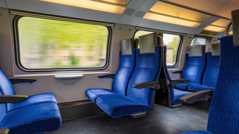 外国人が感嘆！背もたれを動かして方向転換する電車の座席は、「日本