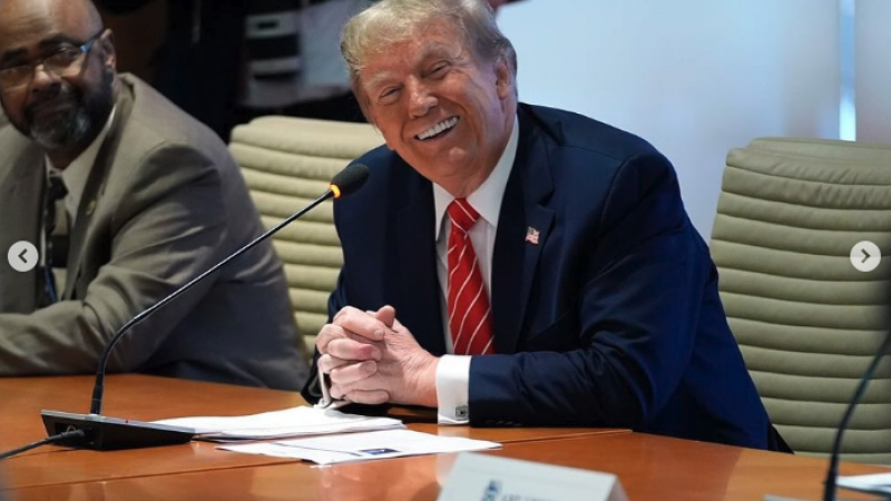 派手派手しい金色…」トランプ前大統領の公式スニーカーが一瞬で