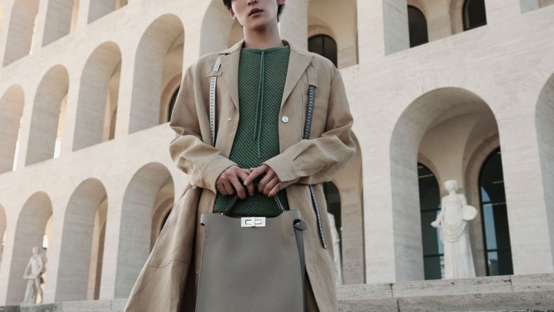 新品！ FENDI フェンディ ロゴ入り ストール ブラウン 目黒蓮アンバサダー 新品！ FENDI フェンディ ロゴ入り ストール ブラウン 目黒蓮