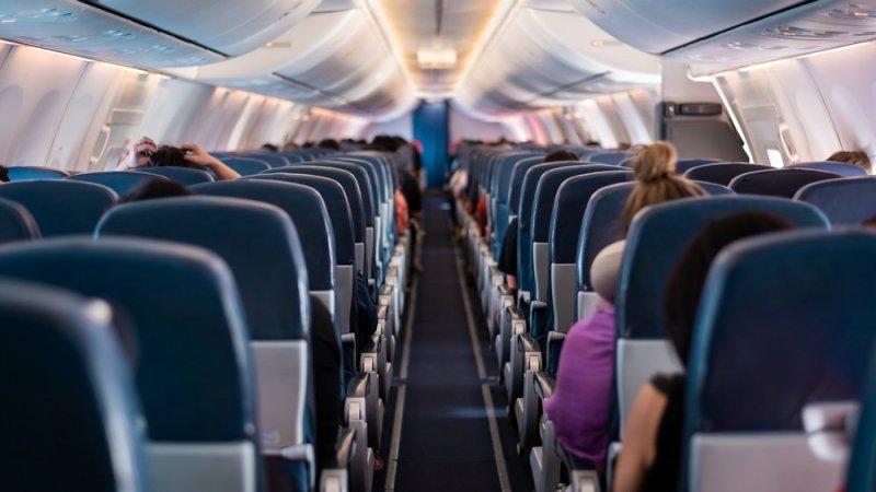 飛行機の壁の“△印”の意味はね…」現役CAが明かす小ネタ、覚えておくと