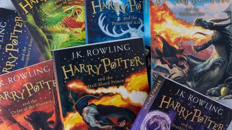 ハリー・ポッター』初版の表紙絵が3億円で落札！ 描いたのは書店員の