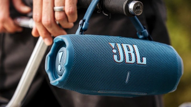 便利なハンドルがついた大容量スピーカー「JBL Charge 6」、4年ぶり