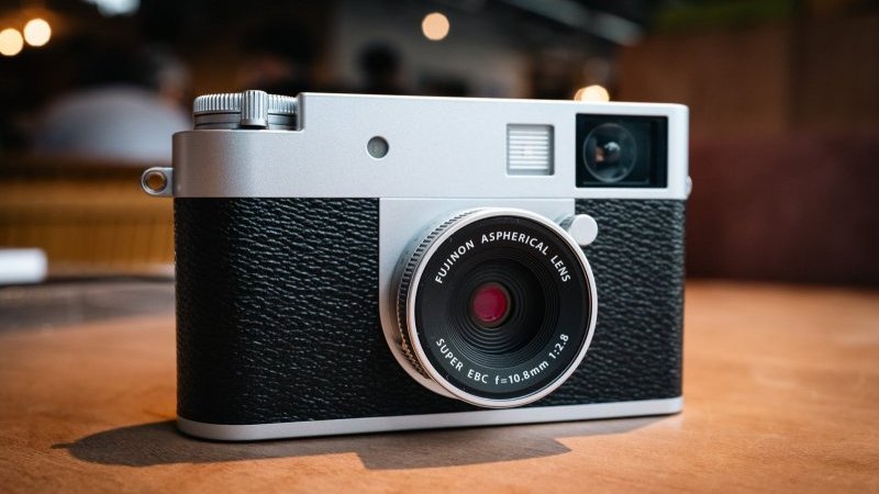 富士フイルムの最新カメラは遊び心満載！ 超小型デジタルカメラ「X