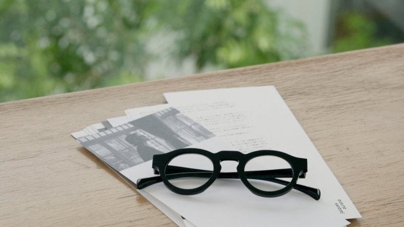 坂本龍一が愛した眼鏡ブランドからアートブック発売。芥川賞作家との