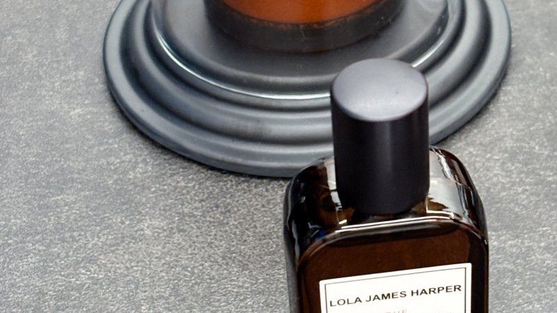 部屋にひと吹きの映像的な香り。フランスのローラ ジェームス ハーパー