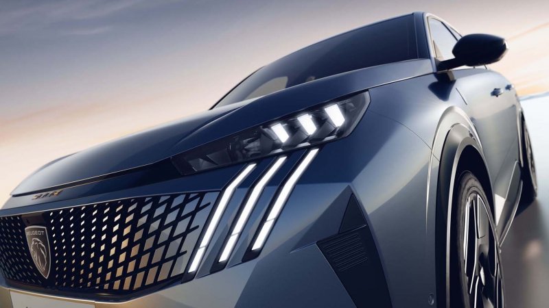 プジョー 3列7人乗りの新型SUV「5008 ハイブリッド」。全長481mmの