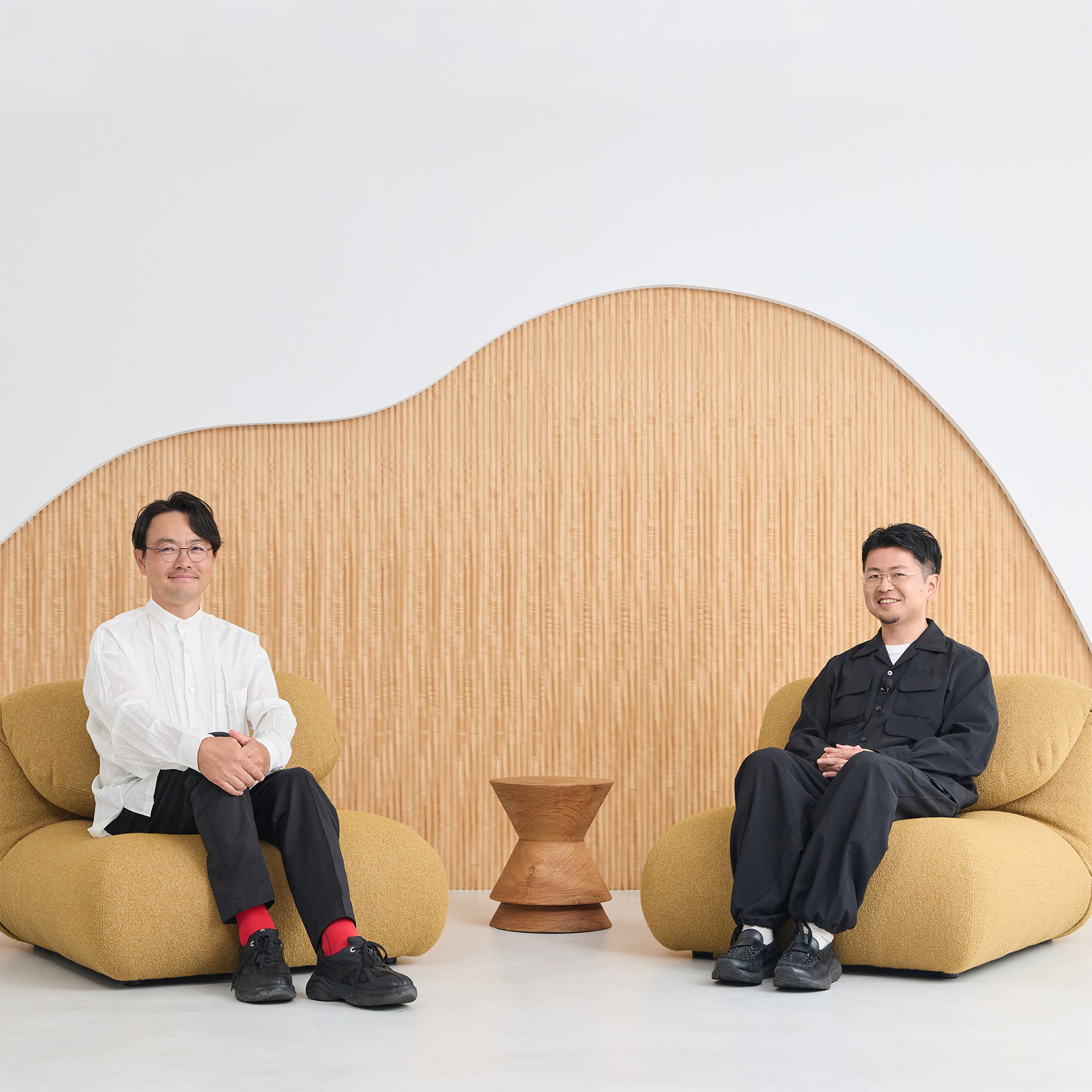 吹き抜けの窓から光が入るリビング