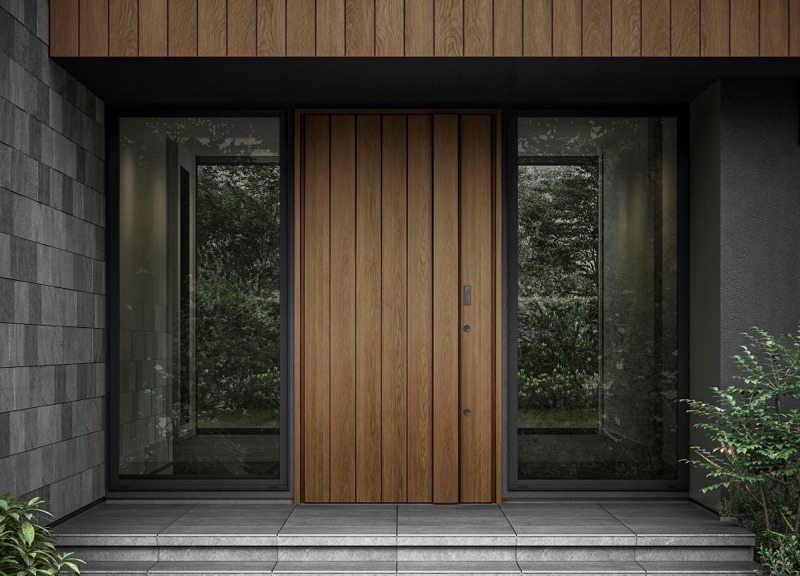木製の扉が印象的な住宅の玄関