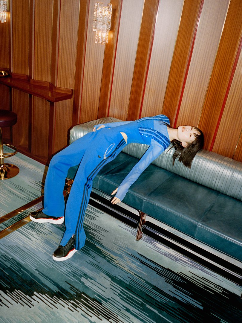 +H23694-SS23_ORIGINALS_STAN_SMITH_w_BLUEVERSION_LOOK1_1-1091451.jpg