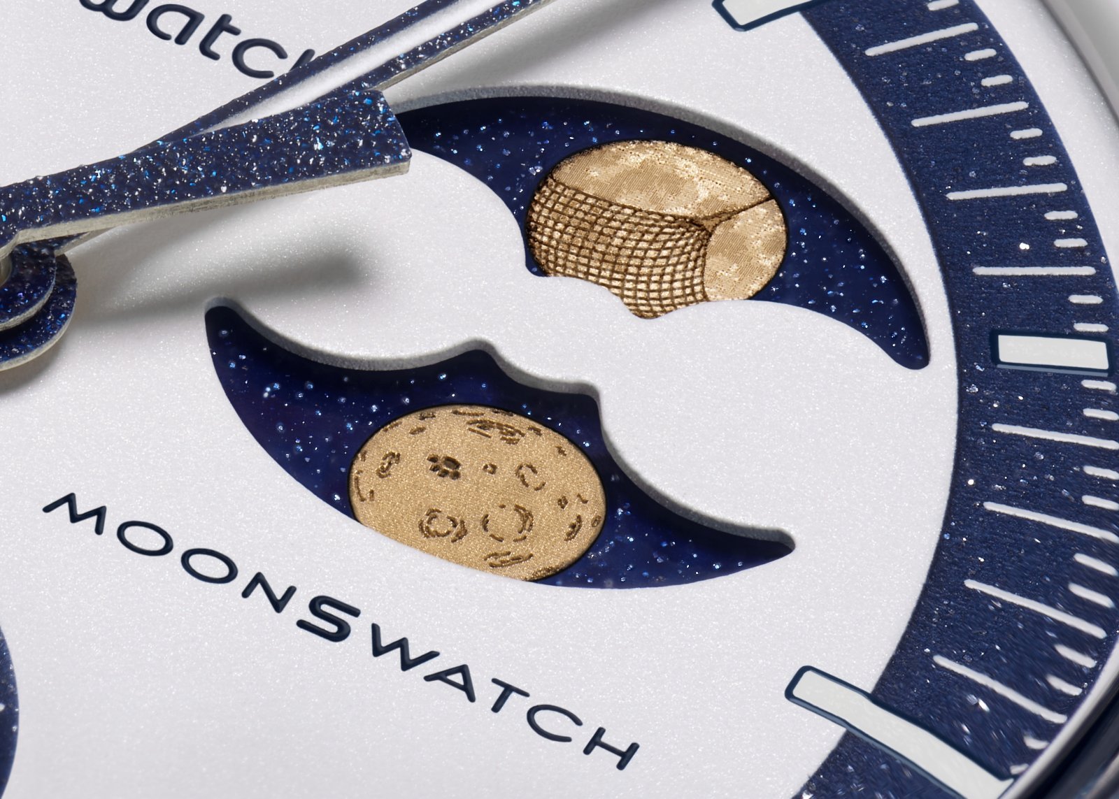 sc01_25_MoonSwatch_SO33N701L_NBA_close-up moonphase.jpg