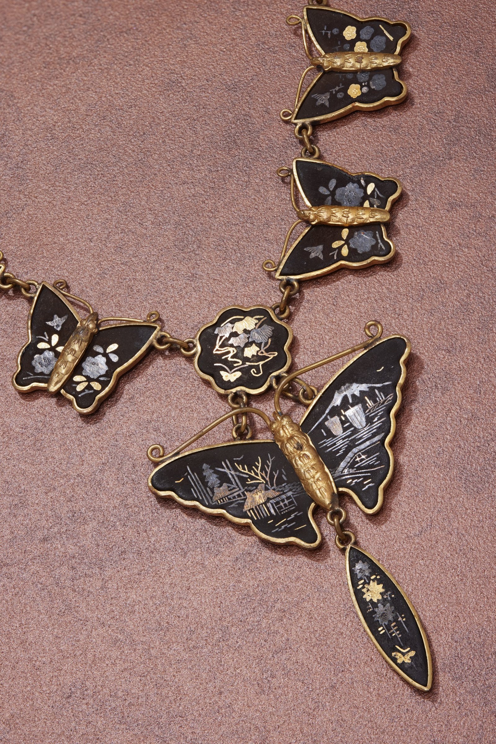 13 - Necklace with butterflies, Japan, late 1800s, gold and silver-gilt shakudo. Private Collection. Photo - L'ECOLE, School of Jewelry Arts - B. Chelly (.jpg