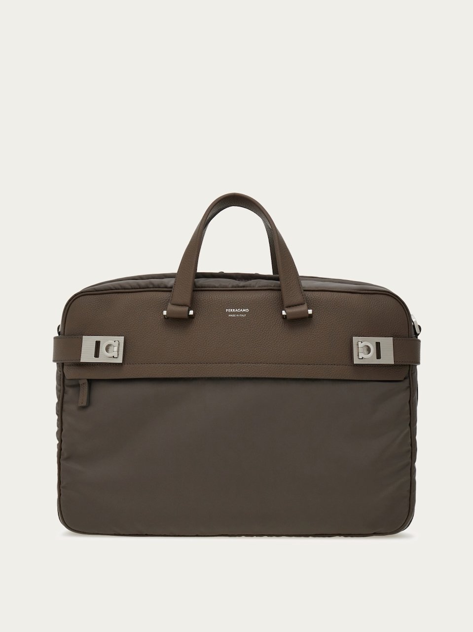 フェラガモの「日本限定」を味わう。軽やかさと機能美を兼ね備えた