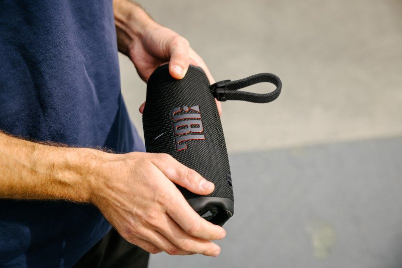 JBL_CHARGE6_LIFESTYLE_BMX_258A0723_x12.jpg