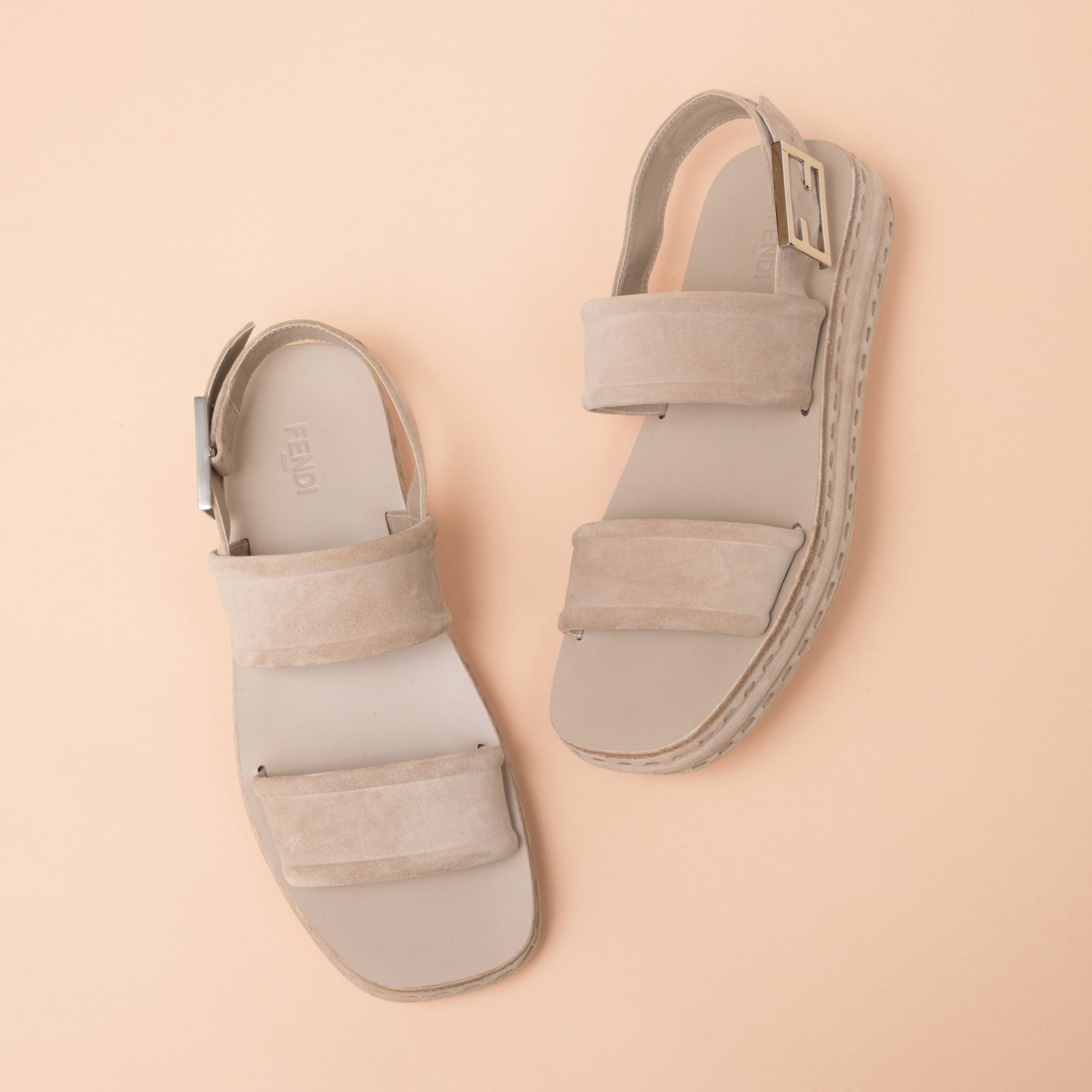 【FENDI】最新作 ★Delfina レザー サンダル 65MM 0400022628422_DARKHONEY?wid=