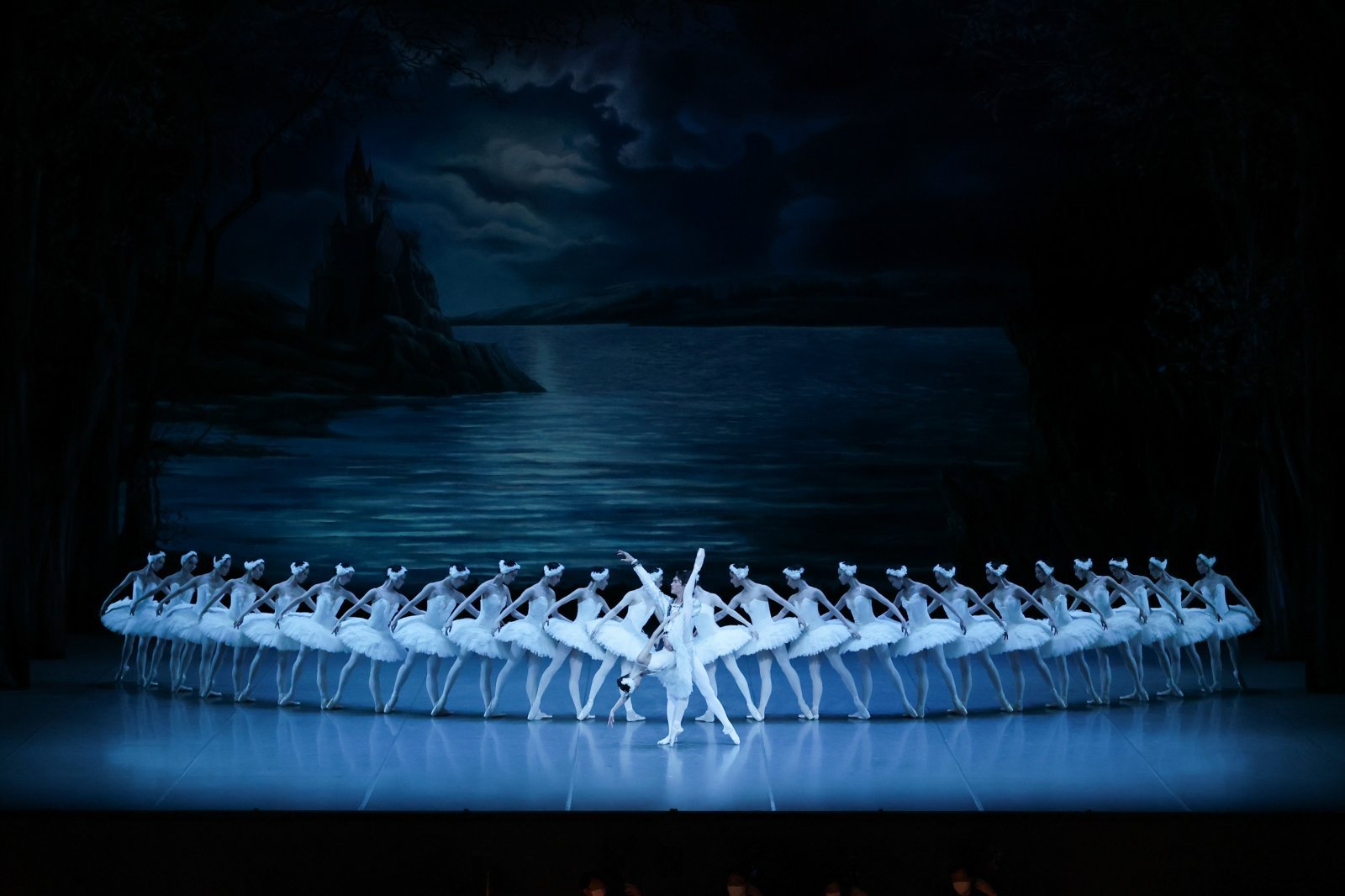 20220219_Swan Lake_Act2_Kanako Oki_Yasuomi Akimoto_1O4A6120_photo_Kiyonori Hasegawa.jpg