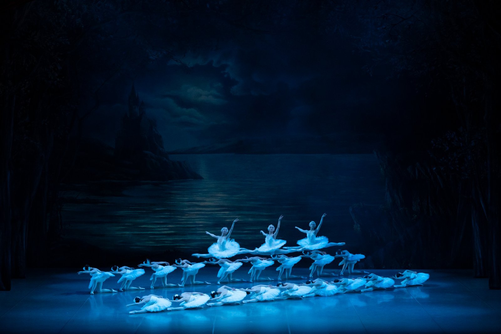 20220220_Swan Lake_Act4_Akimi Denda_Kurumi Kato_Yumie Sakaki_3183_photo_Shoko Matsuhashi.jpg