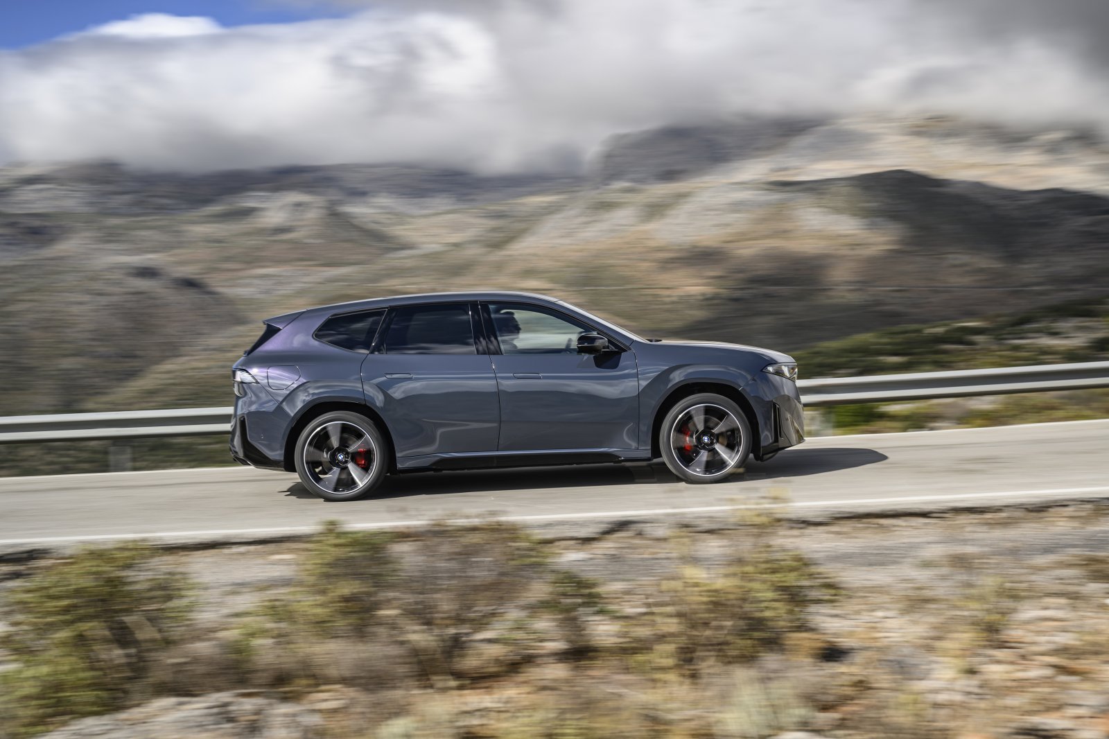 BMW iX3 50 xDrive Polarized Grey 055のコピー.jpg