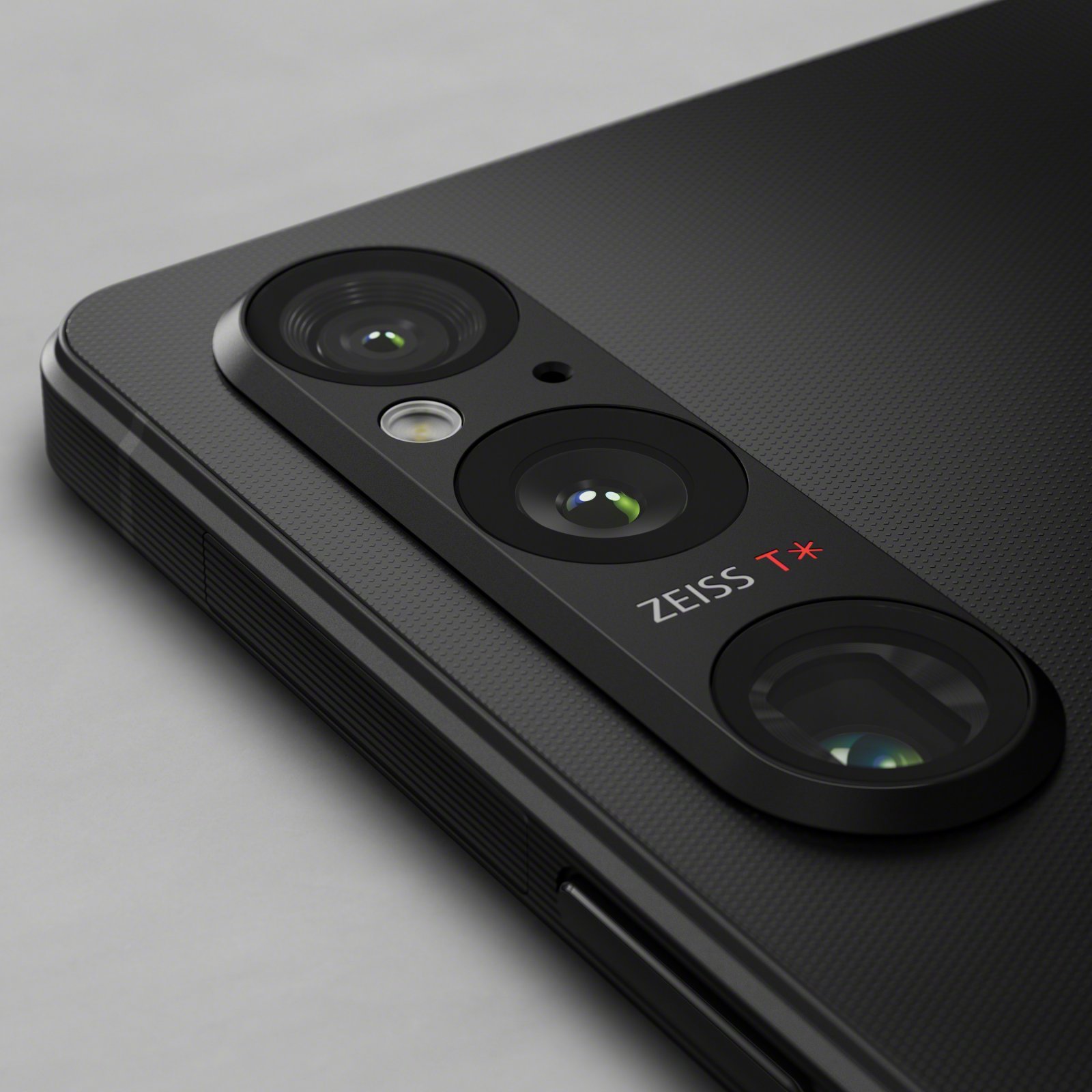 2_Xperia1V_rear_camera.jpg