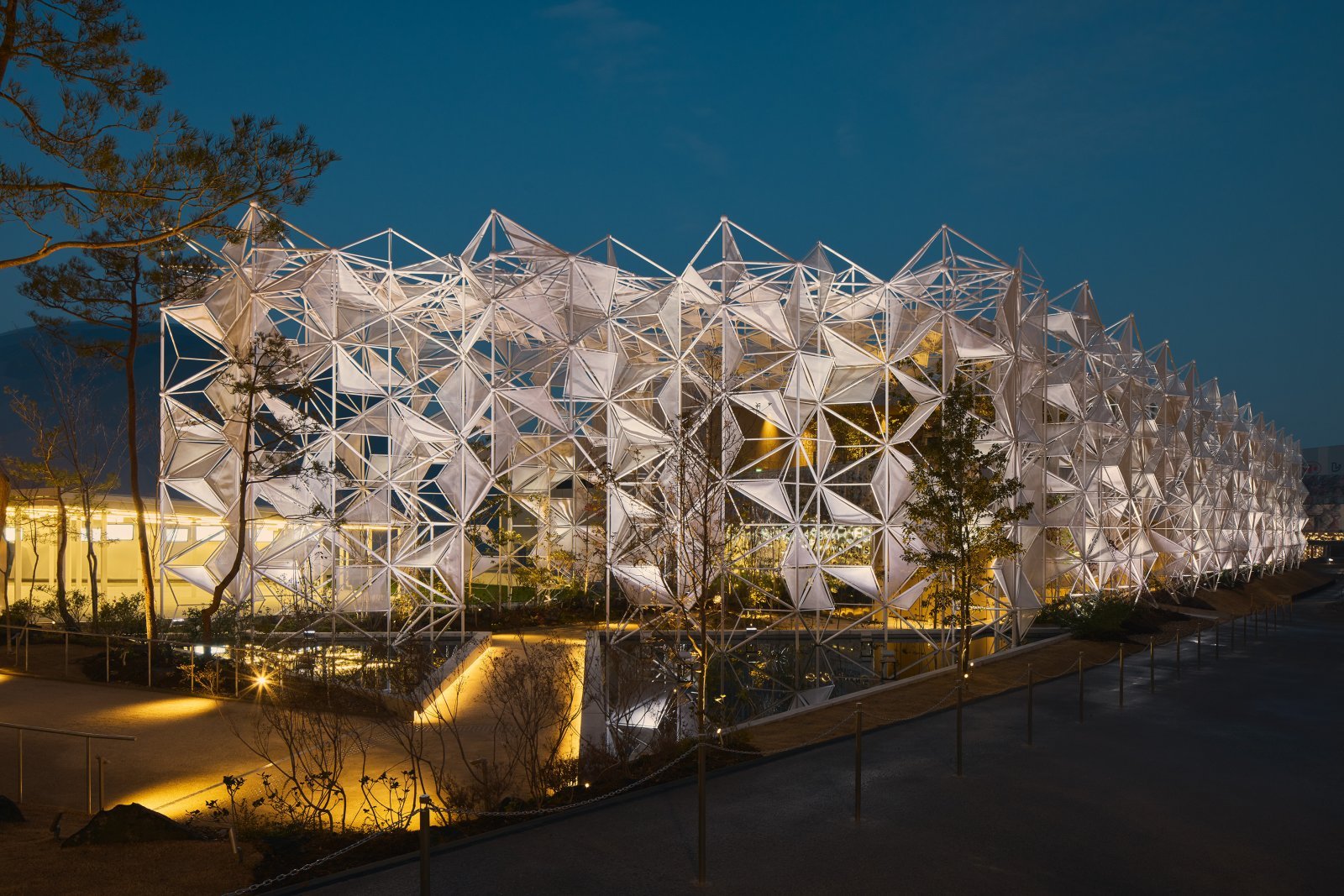Women's Pavilion_Building at night_Victor Picon ©Cartier_RVB.jpg
