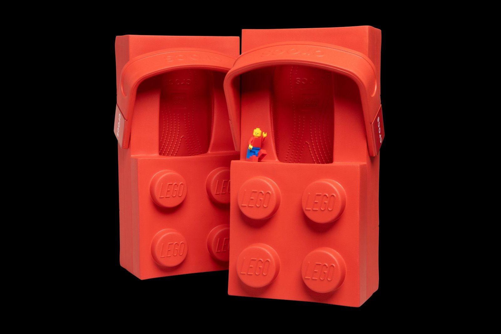 3___Crocs_-_Partnerships_r1_S1_2026_4LW_Brick-Clog-Minifigure_Still-Life_0731_(1).jpg
