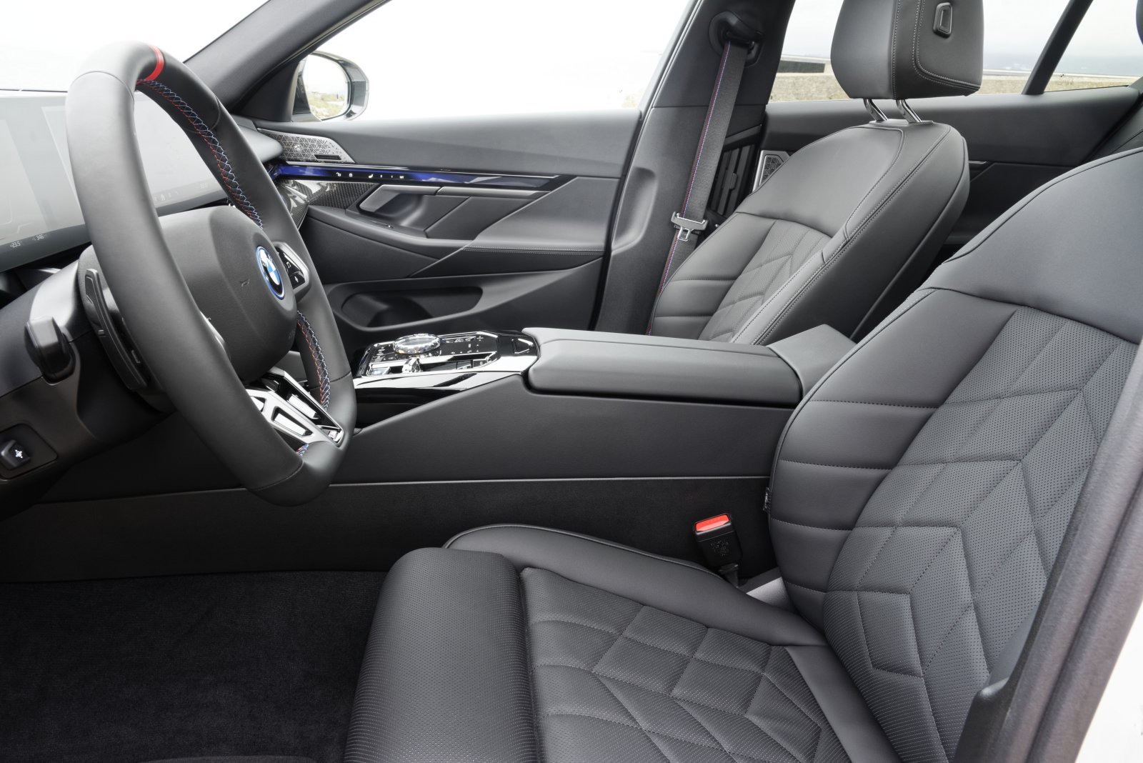 BMWi5_M60xDrive_AlpineWhite_36のコピー.JPG
