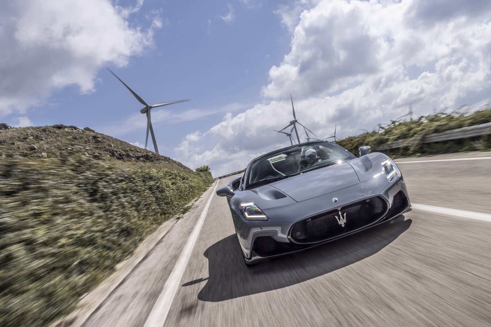 12. Maserati MC20 Cielo_on the road in Sicily against wind turbine plantのコピー.jpg