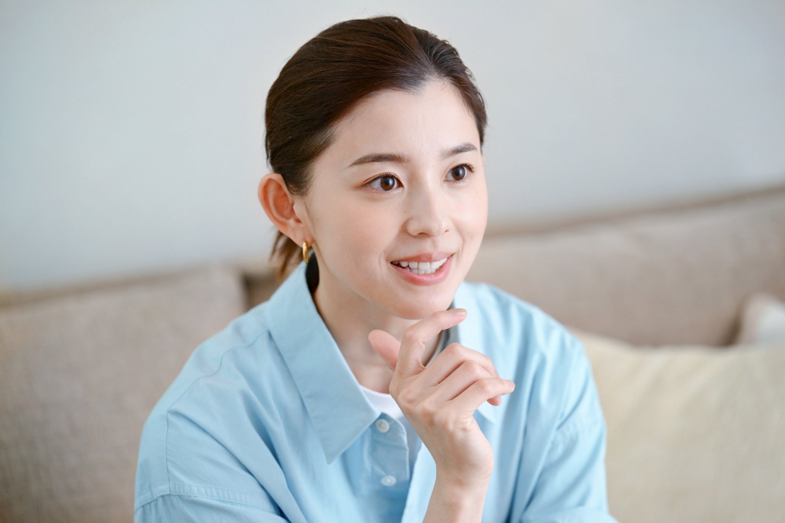 モデル・女優として活躍する朝比奈彩さんが、インタビューに答えている写真。