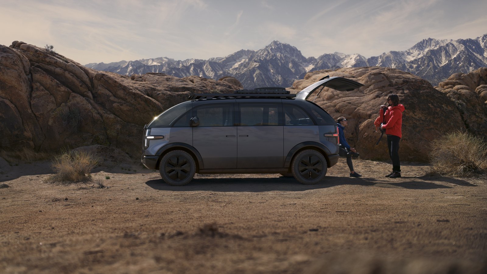 Canoo_LifestyleVehicle_Adventure_Exterior_Desert_5のコピー.jpg