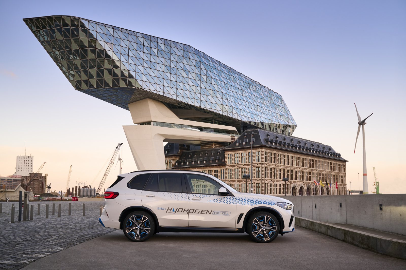 080_OnLocation_BMW_iX5_Hydrogen_Antwerpのコピー.jpg
