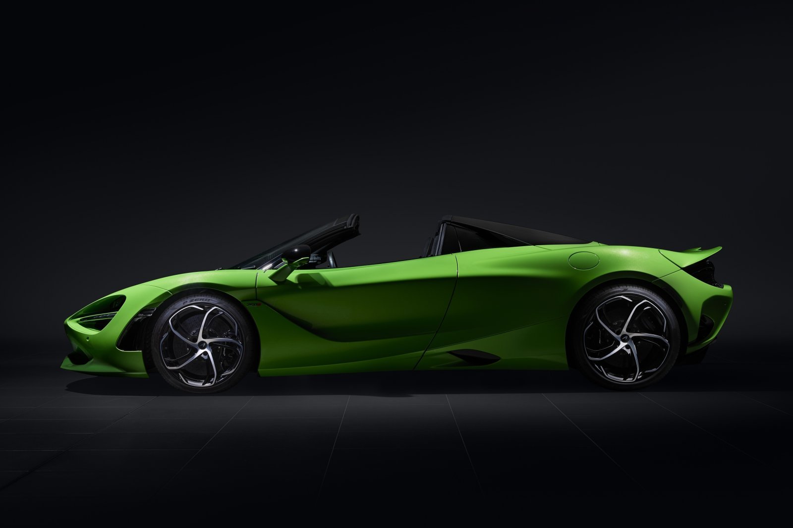 Medium-16051-McLaren750S.jpg