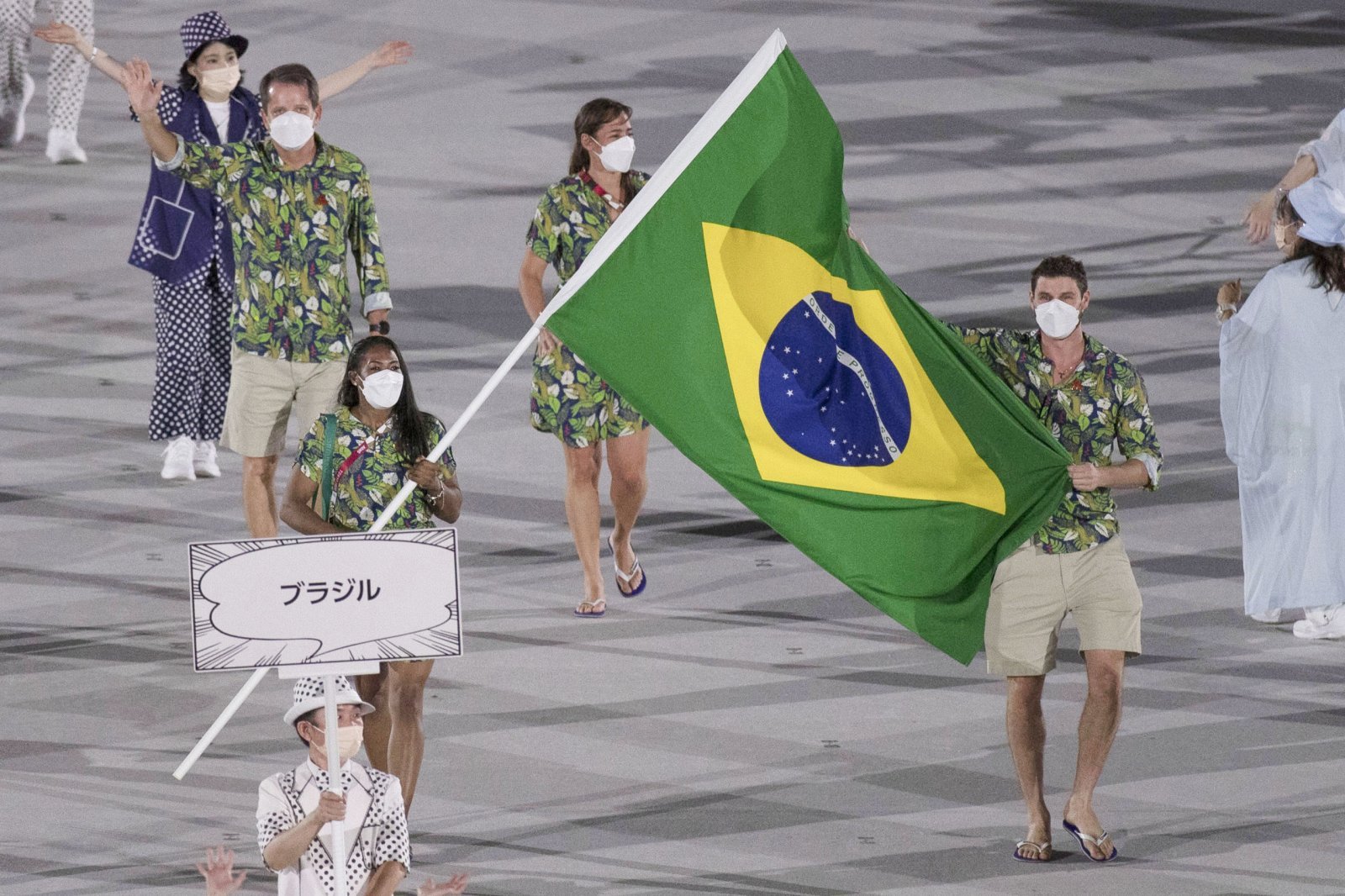 気軽な出で立ちで開放的 ブラジル代表団の開会式ユニフォームに視線集中 Pen Online