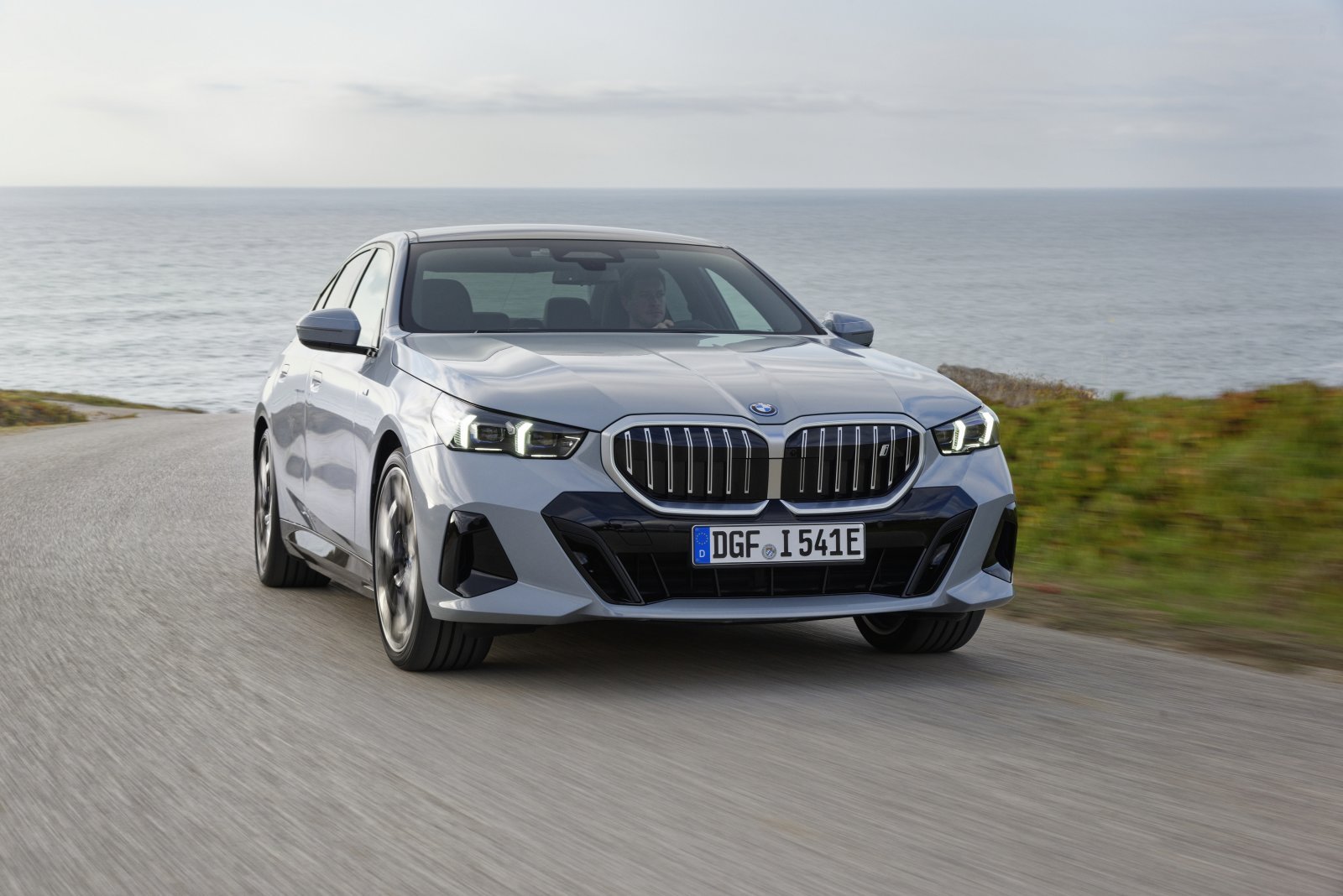 BMWi5_eDrive40_BrooklynGrey_04のコピー.JPG