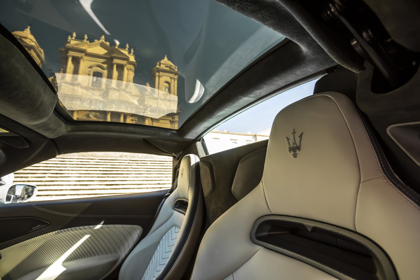 35. Maserati MC20 Cielo_the Duomo of Noto seen through the electrochromic (smart glass) windowのコピー.jpg